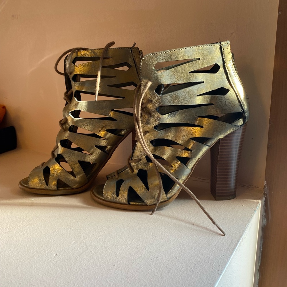 Gold heels - Picture 3 of 5